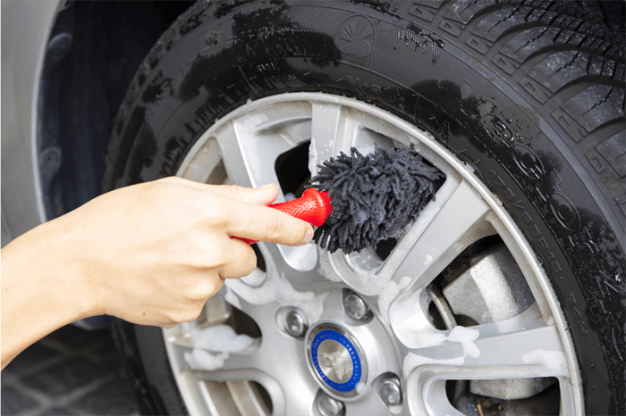 タイヤホイール用の洗車スポンジにシャンプーの泡をたっぷりつけ、泡で洗うように汚れを落とします。硬いブラシなどは傷の原因になるので避けましょう。