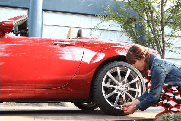 タイヤの空気圧 適正ですか プロが教える点検 充填の方法 カー用品のジェームス